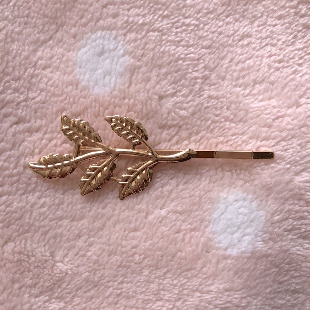 NWOT Gold Leaf Hair Clip 🌿